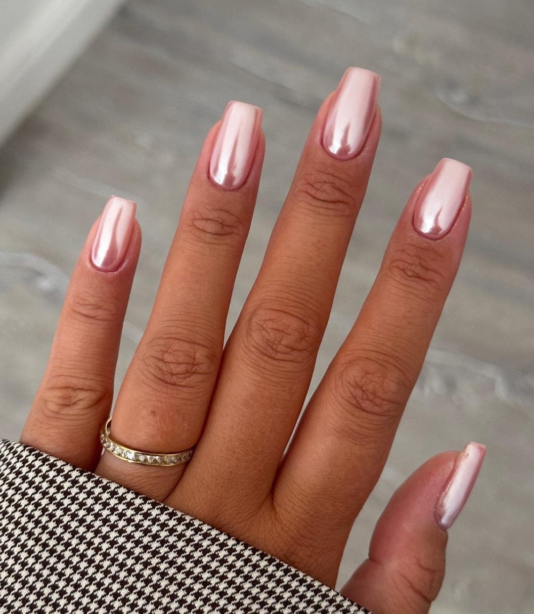 Pale Pink Milky Chrome Short Almond Nails Pale Pink Milky Chrome Short Almond Nails — Simple Birthday Nails