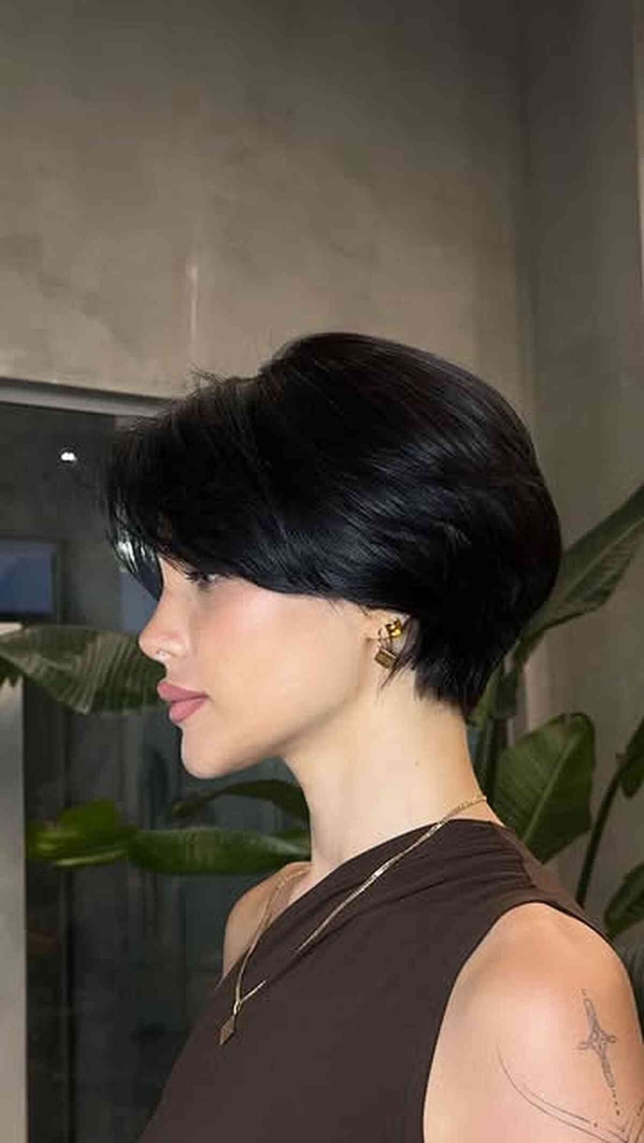 Sleek Black Bixie Bob With Blunt Fringe, Chin Sleek Black Bixie Bob With Blunt Fringe, Chin — Simple Bixie Haircut