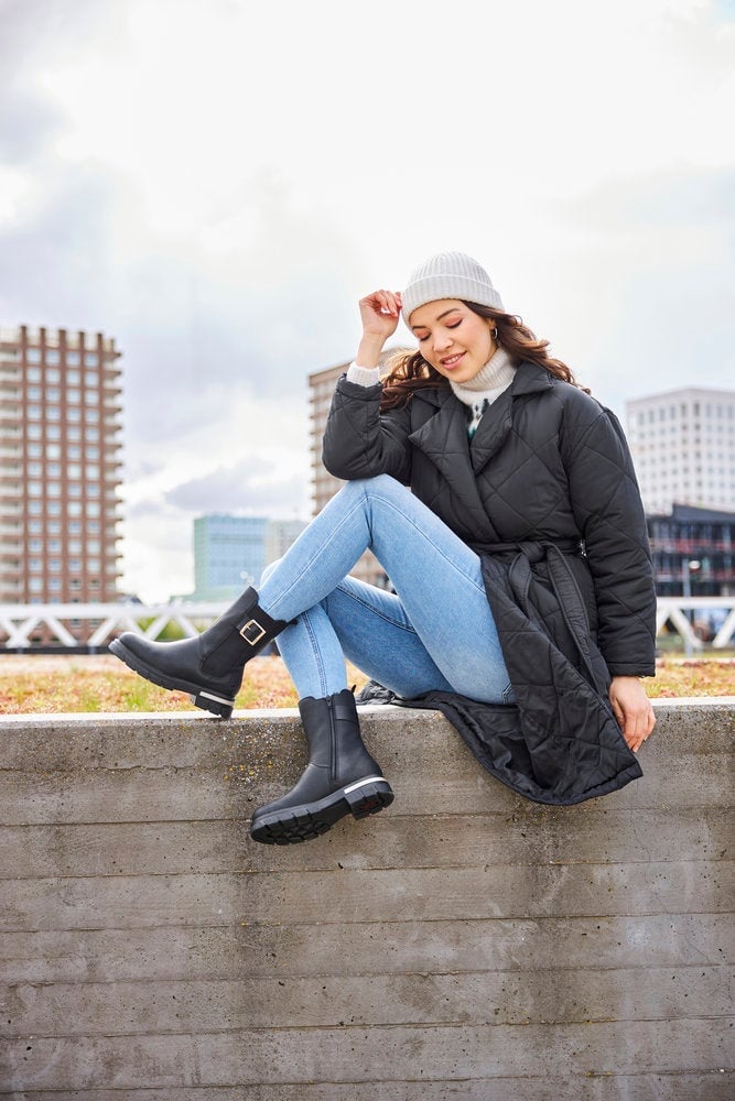 Black Boots With Straight Leg Jeans And Belted Coat Black Boots With Straight Leg Jeans And Belted Coat — Simple Black Boots Outfit