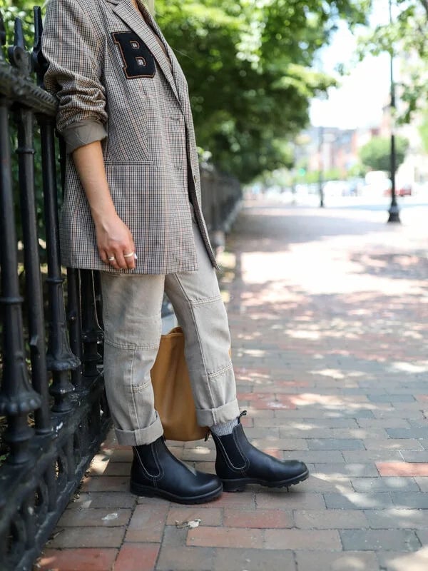 Black Boots With Relaxed Jeans And Plaid Blazer Black Boots With Relaxed Jeans And Plaid Blazer — Simple Black Boots Outfit