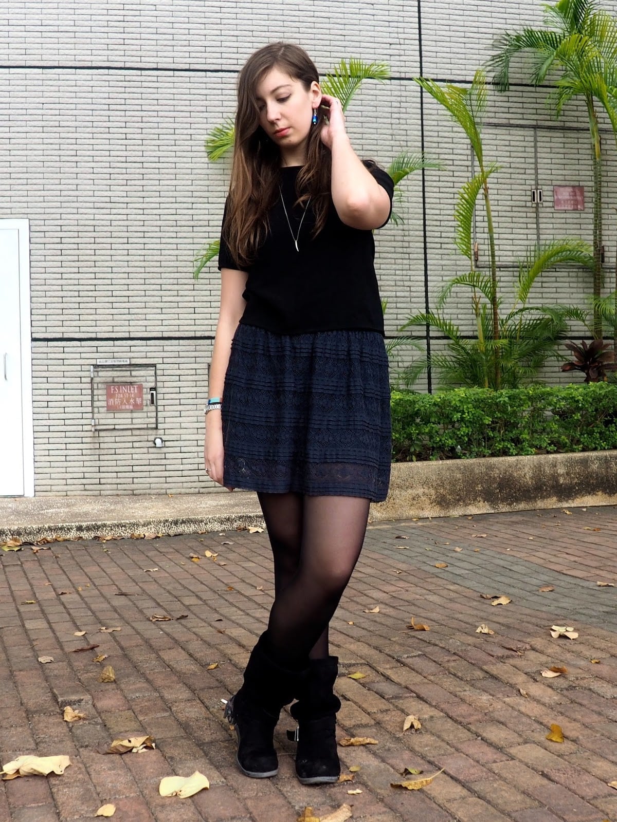 Black Boots With A Lace Skirt And T-shirt Black Boots With A Lace Skirt And T-shirt — Simple Black Boots Outfit