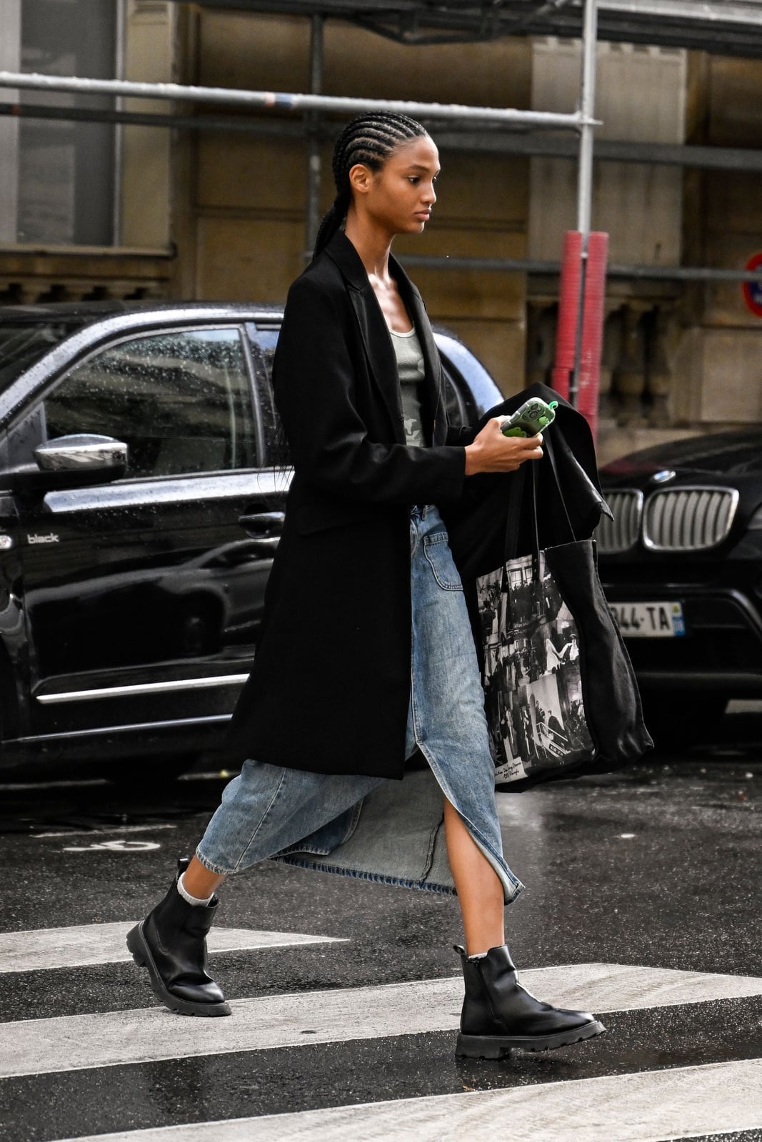 Black Boots With A Denim Skirt And Long Coat Black Boots With A Denim Skirt And Long Coat — Simple Black Boots Outfit