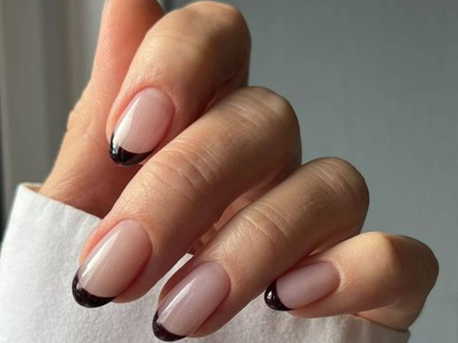 Medium Almond Thin Black French Line — Simple Black French Nails
