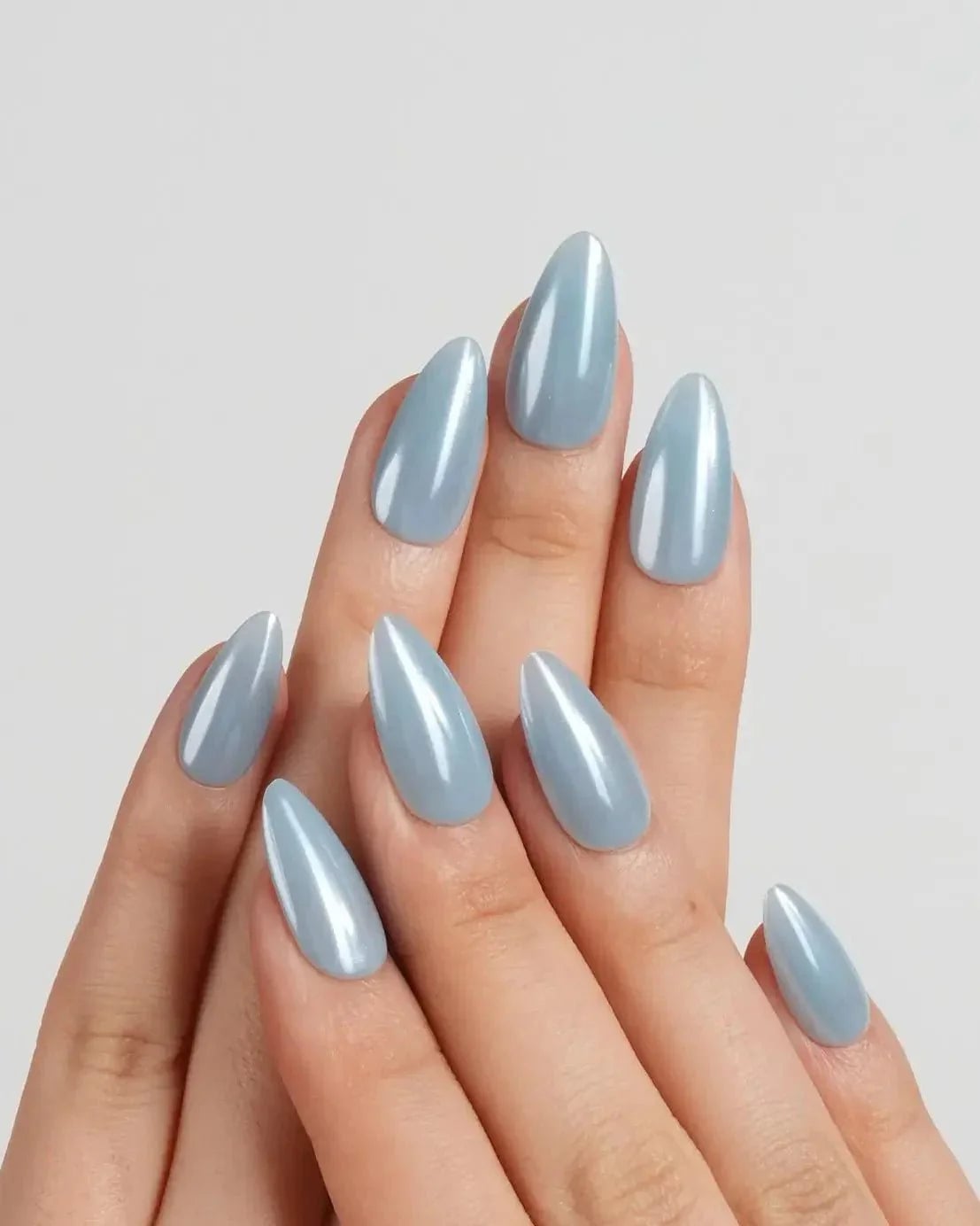 Light Blue Chrome French Tip Almond Nails, миндаль Light Blue Chrome French Tip Almond Nails, миндаль — Simple Blue Chrome Nails
