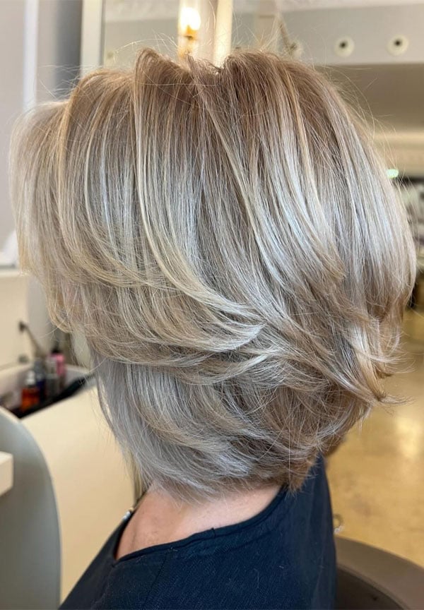 Collarbone Layered Bob With Sandy Blonde Highlights Collarbone Layered Bob With Sandy Blonde Highlights — Simple Bob with Highlights
