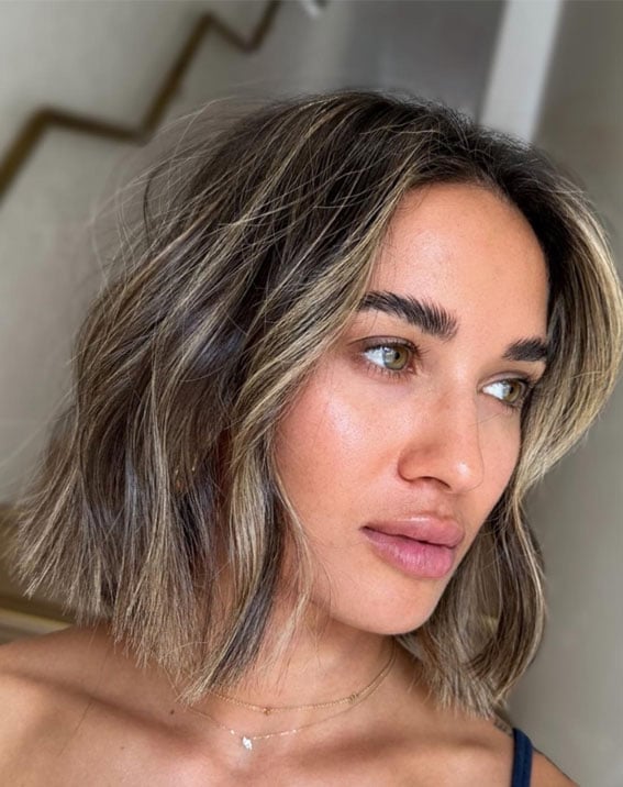 Collarbone Wavy Bob With Brunette Highlights Collarbone Wavy Bob With Brunette Highlights — Simple Bob with Highlights