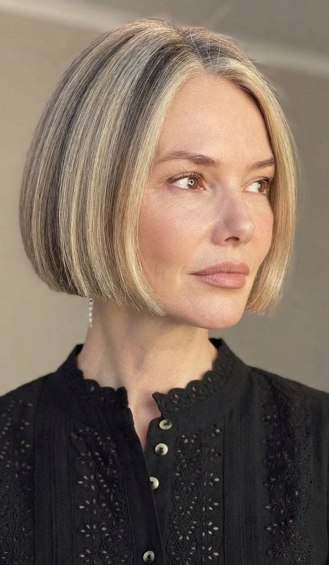 Chin Length Blonde Bob With Face-Framing Highlights Chin Length Blonde Bob With Face-Framing Highlights — Simple Bob with Highlights