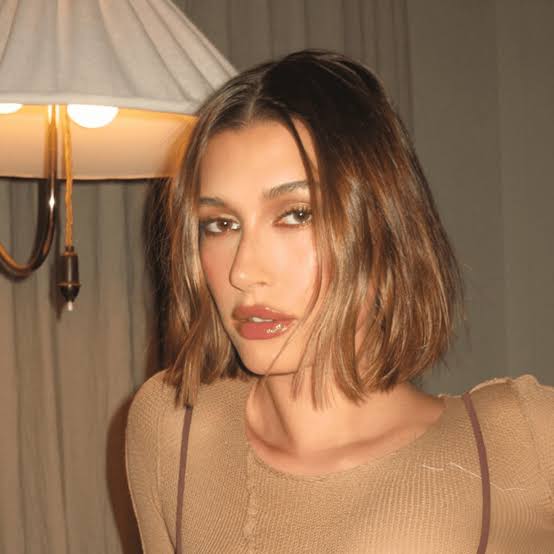 Chin Length Blunt Bob With Subtle Highlights Chin Length Blunt Bob With Subtle Highlights — Simple Bob with Highlights