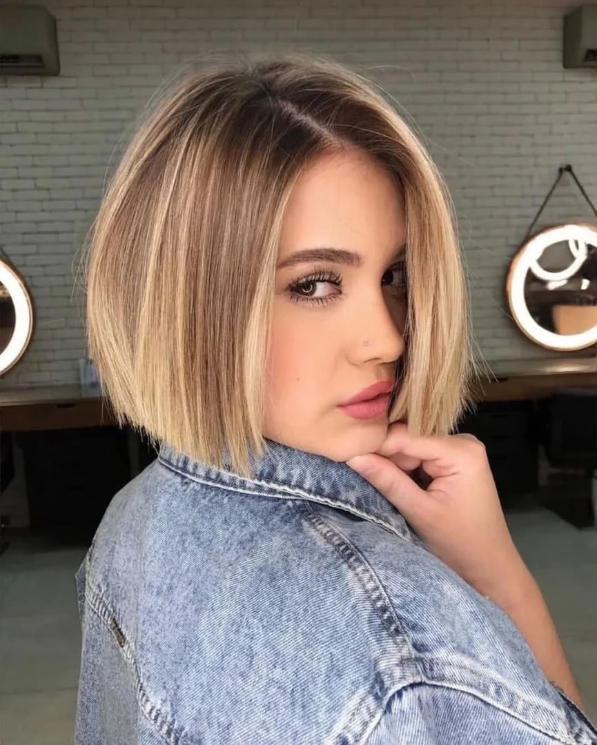Chin Length Blunt Brown Bob With Blonde Highlights Chin Length Blunt Brown Bob With Blonde Highlights — Simple Bob with Highlights