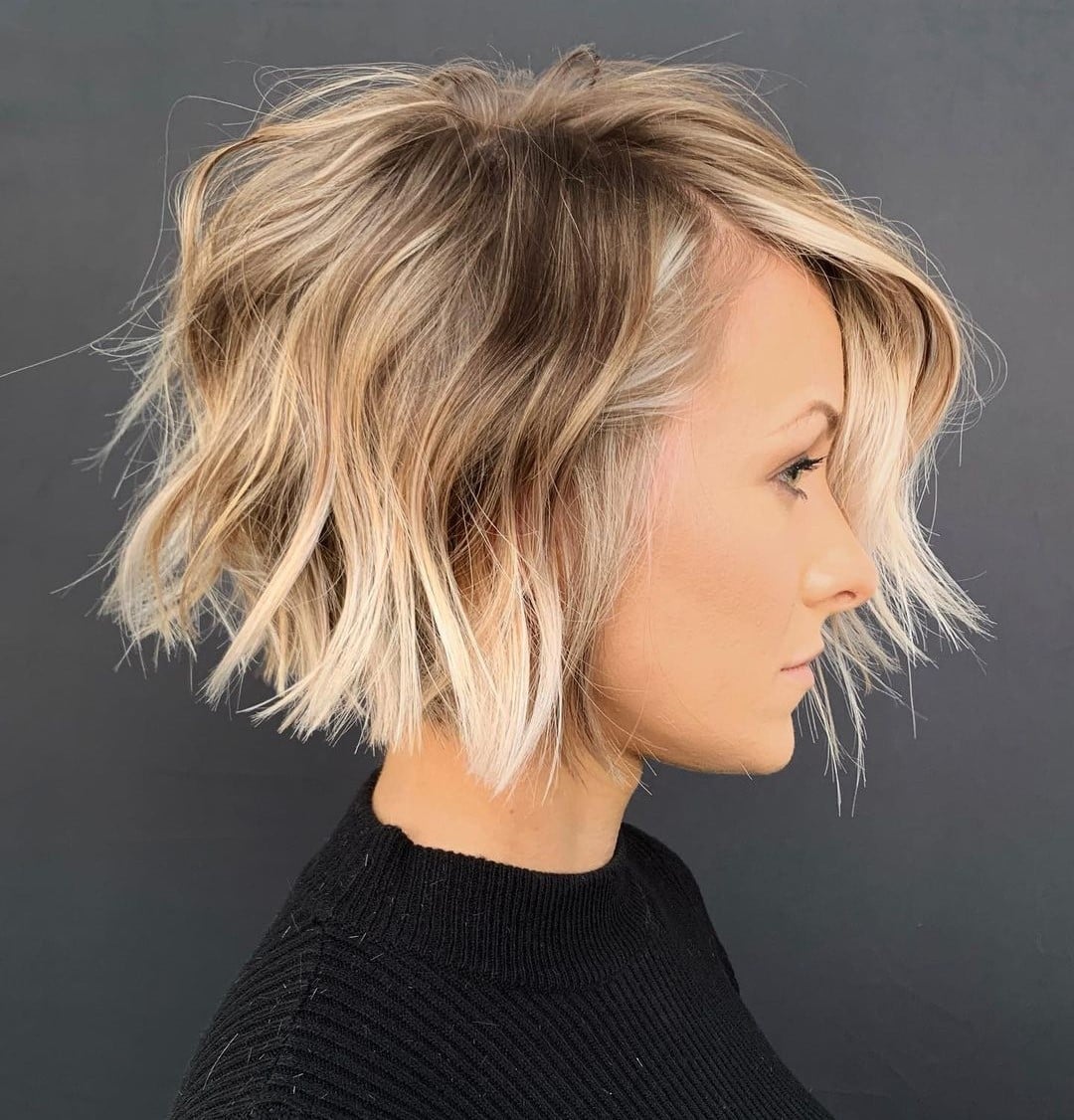 Collarbone Shag Bob With Wispy Bangs Collarbone Shag Bob With Wispy Bangs — Simple Bob with Highlights