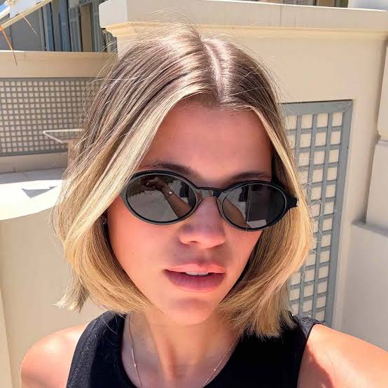 Chin Length Bob With Platinum Highlights Chin Length Bob With Platinum Highlights — Simple Bob with Highlights