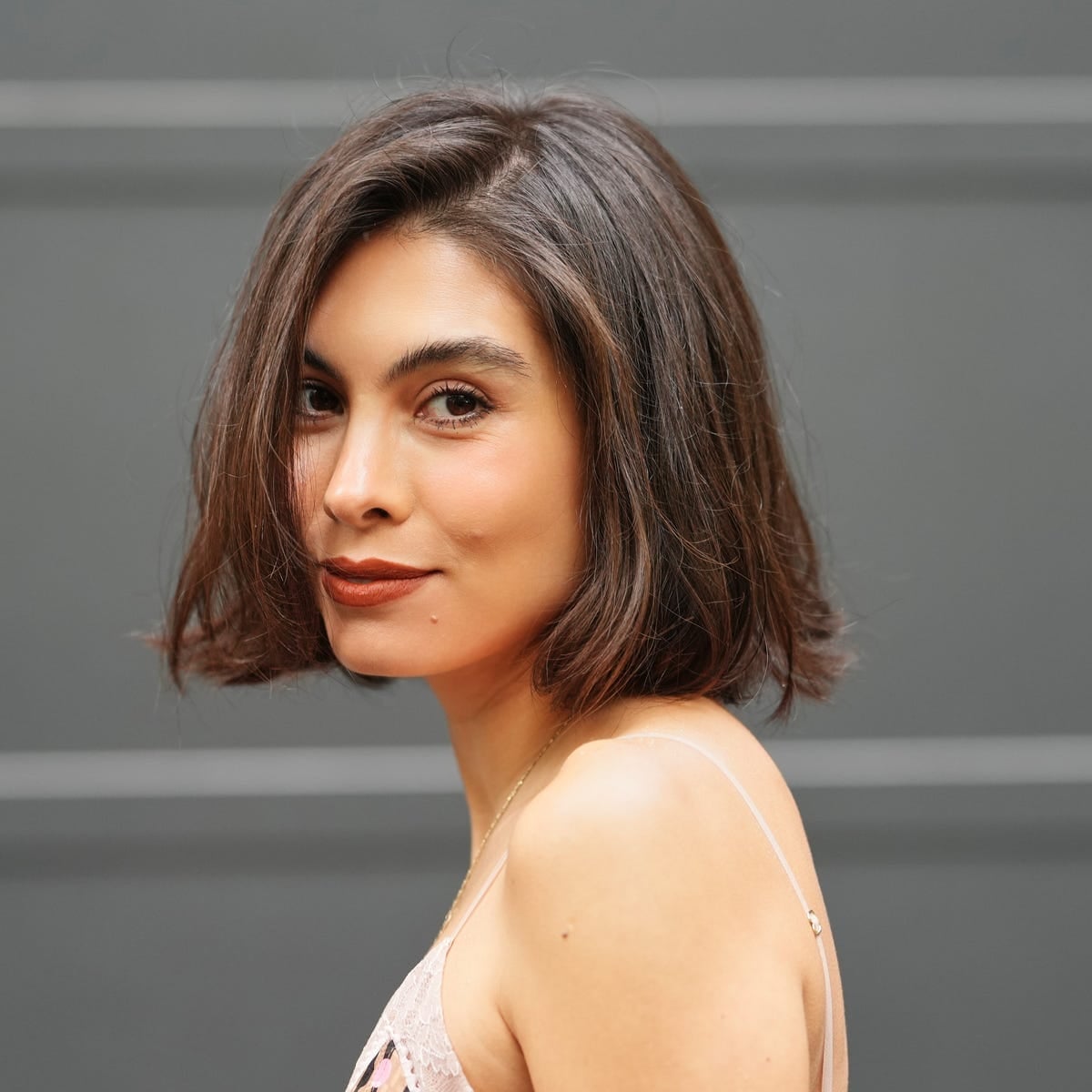 Collarbone Brown Bob With Lived-In Highlights Collarbone Brown Bob With Lived-In Highlights — Simple Bob with Highlights