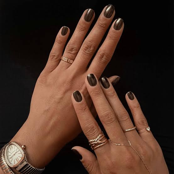 Medium Oval Dark Brown High Shine Chrome Medium Oval Dark Brown High Shine Chrome — Simple Brown Chrome Nails
