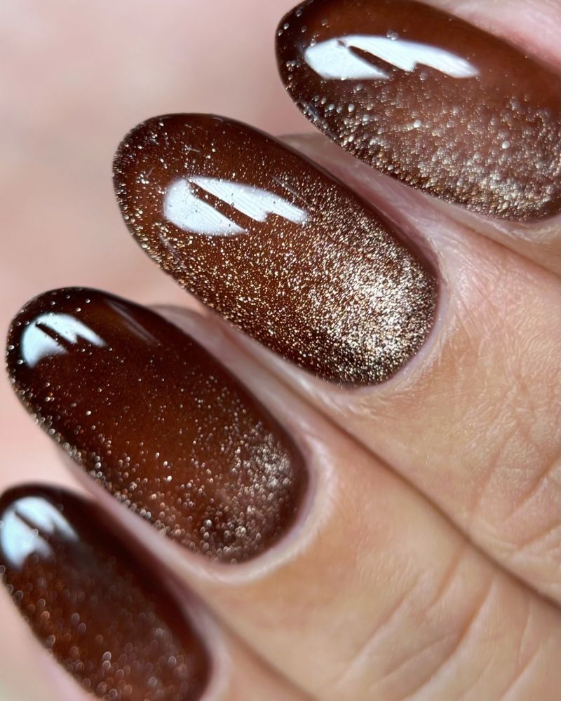 Short Oval Deep Brown Gold Shimmer Cat Eye Short Oval Deep Brown Gold Shimmer Cat Eye — Simple Brown Chrome Nails
