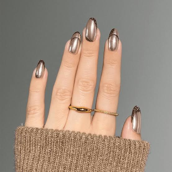 Medium Oval Silver Chrome Gold Glitter Edge Medium Oval Silver Chrome Gold Glitter Edge — Simple Brown Chrome Nails