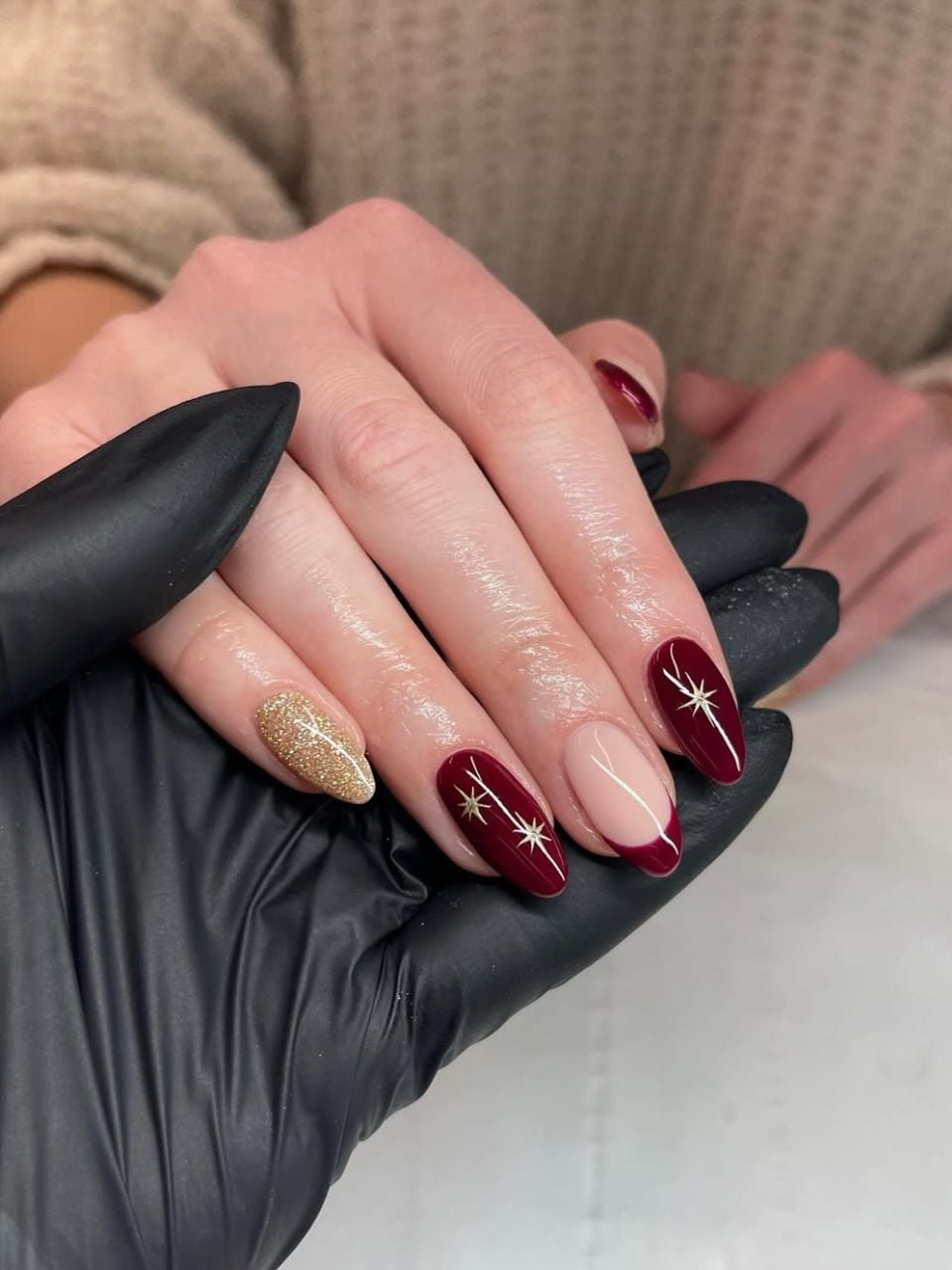 Burgundy Nails with Gold Star and Glitter Accents Burgundy Nails with Gold Star and Glitter Accents — Simple Burgundy Nails Art