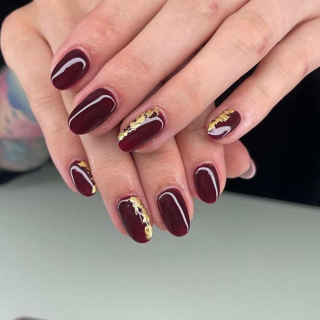 Burgundy Nails with Irregular Gold Foil Burgundy Nails with Irregular Gold Foil — Simple Burgundy Nails Art