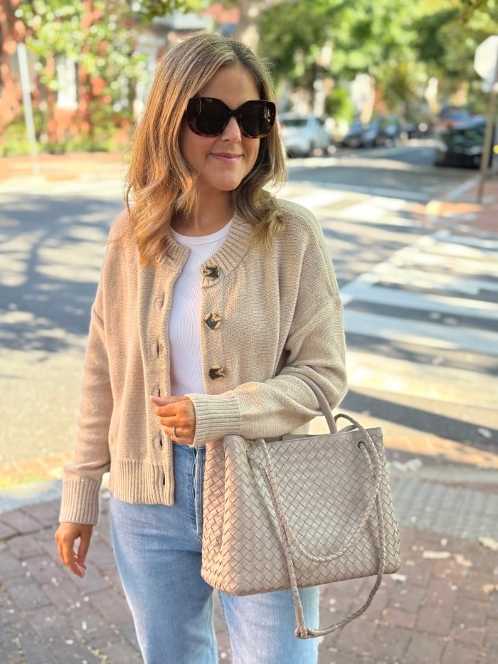 Beige Cardigan with Straight Leg Jeans and Tote Bag Beige Cardigan with Straight Leg Jeans and Tote Bag — Simple Cardigan Outfits Ideas