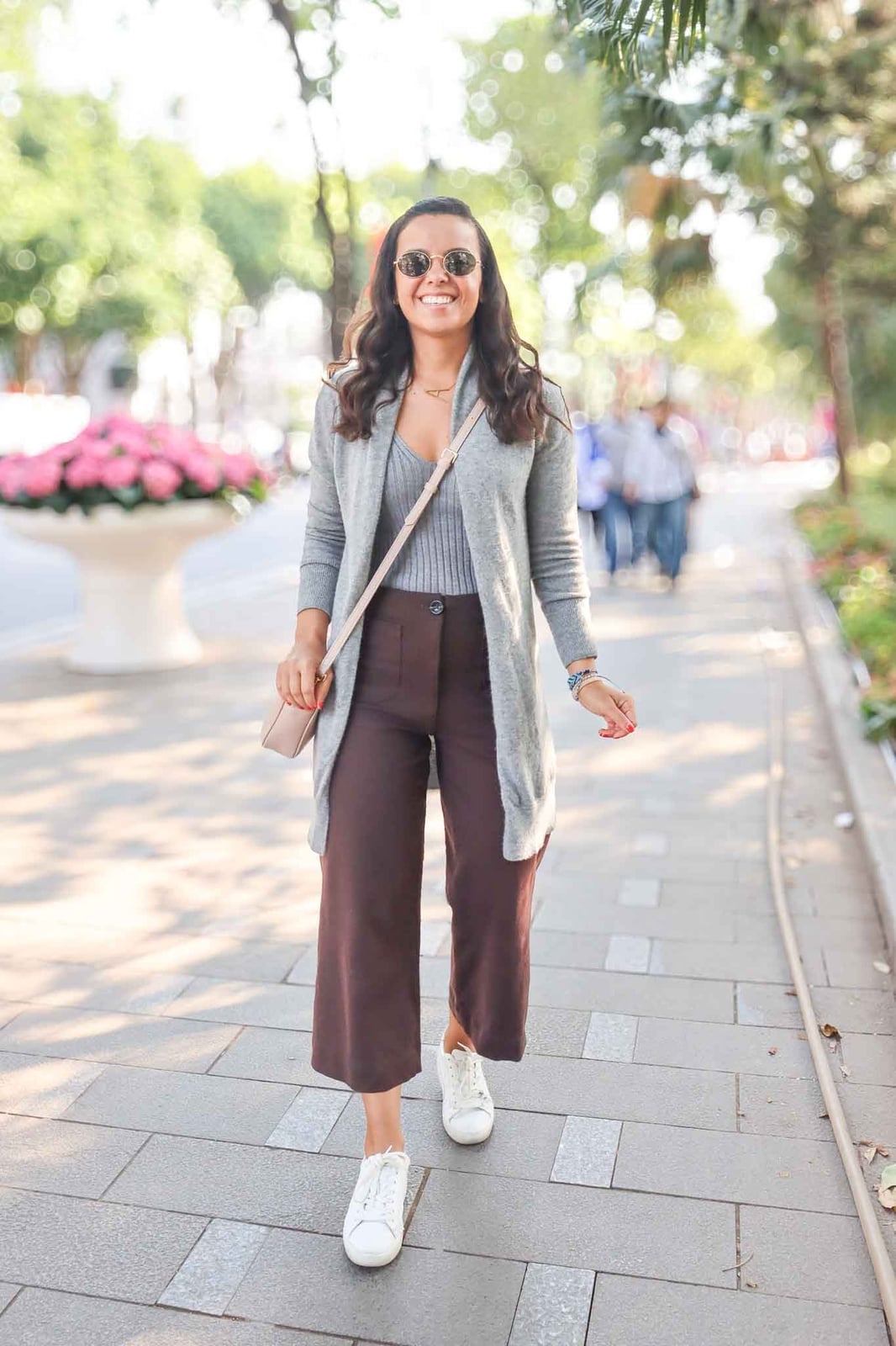 Long Grey Cardigan with Cropped Pants Long Grey Cardigan with Cropped Pants — Simple Cardigan Outfits Ideas