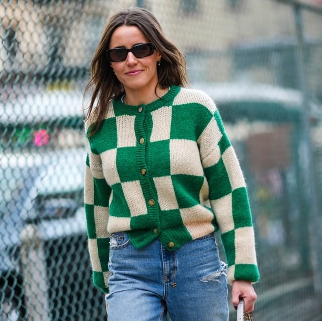 Checkerboard Cardigan with Distressed Jeans Checkerboard Cardigan with Distressed Jeans — Simple Cardigan Outfits Ideas