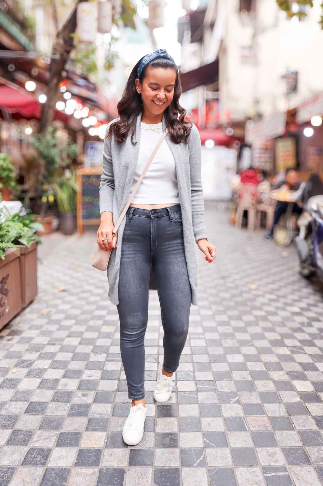 Grey Longline Cardigan with Skinny Jeans and White Sneakers Grey Longline Cardigan with Skinny Jeans and White Sneakers — Simple Cardigan Outfits Ideas
