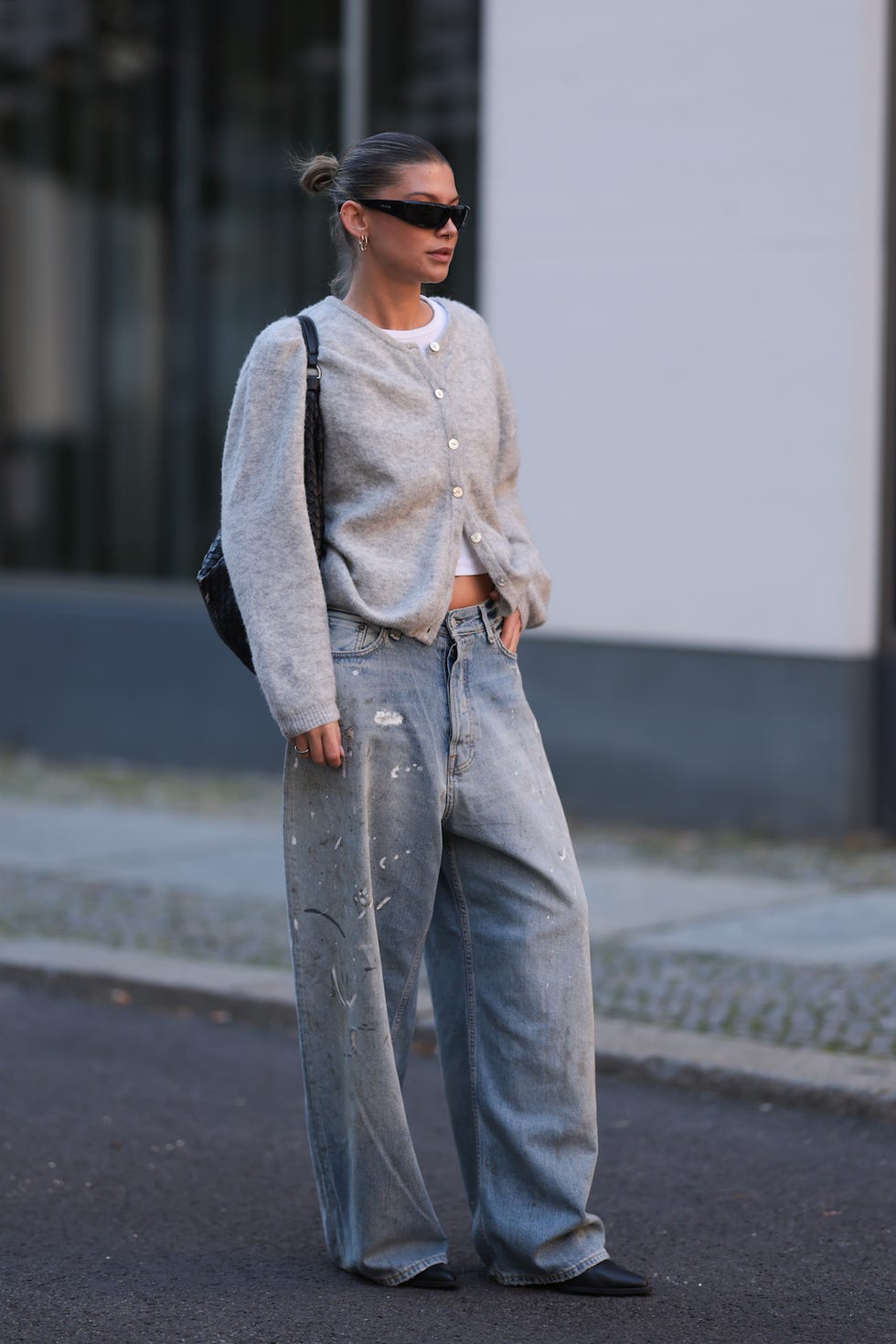 Oversized Grey Cardigan with Distressed Jeans Oversized Grey Cardigan with Distressed Jeans — Simple Cardigan Outfits Ideas