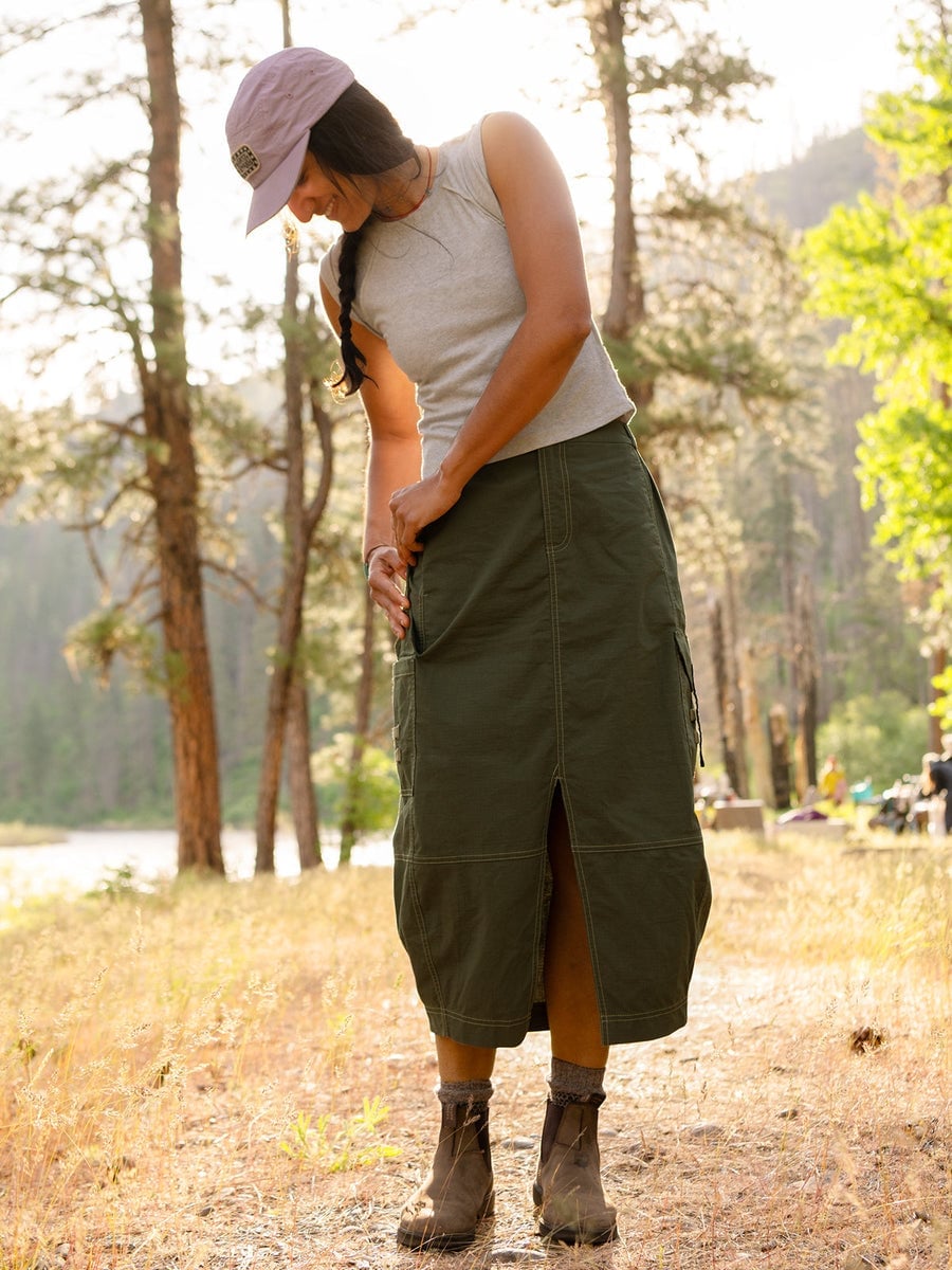 Olive Green Midi Cargo Skirt with a Grey Sleeveless Top, Close-Up Take Olive Green Midi Cargo Skirt with a Grey Sleeveless Top, Close-Up Take — Simple Cargo Skirt Outfits