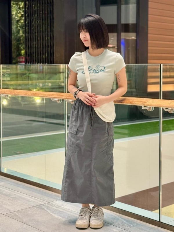 Grey Straight-Leg Cargo Skirt with a Light Green Graphic T-Shirt Grey Straight-Leg Cargo Skirt with a Light Green Graphic T-Shirt — Simple Cargo Skirt Outfits