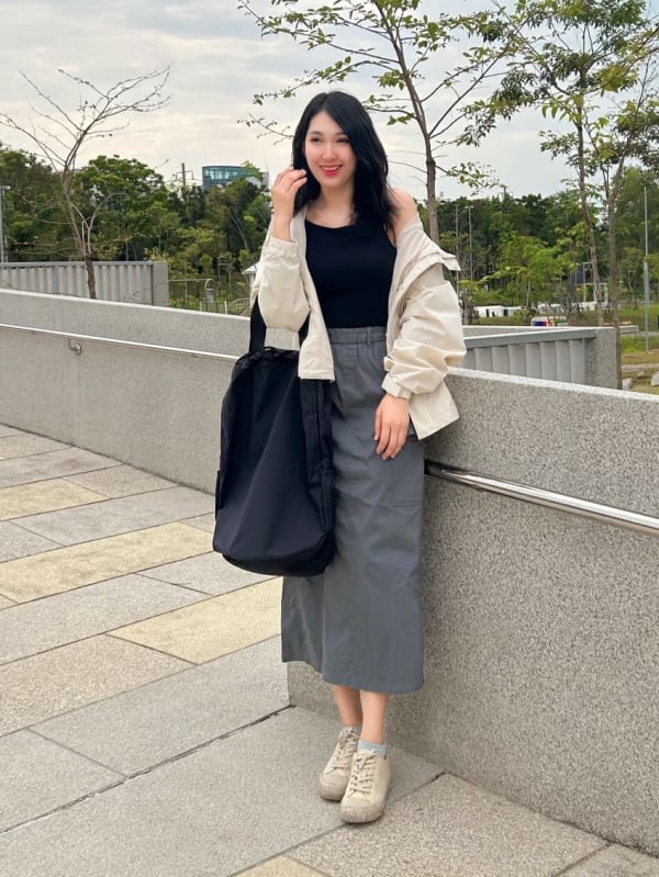 Grey Cargo Maxi Skirt with a Black Tank Top and Cream Jacket Grey Cargo Maxi Skirt with a Black Tank Top and Cream Jacket — Simple Cargo Skirt Outfits