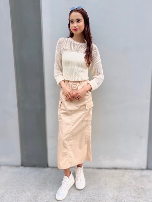 Beige Cargo Maxi Skirt with a White Mesh Sweater Beige Cargo Maxi Skirt with a White Mesh Sweater — Simple Cargo Skirt Outfits
