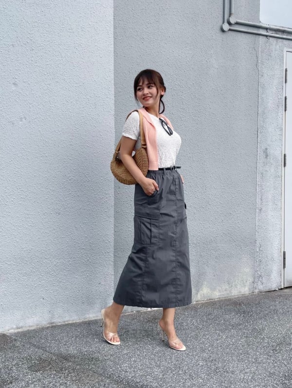 Grey Cargo Maxi Skirt with Pink Cardigan and Clear Mules Grey Cargo Maxi Skirt with Pink Cardigan and Clear Mules — Simple Cargo Skirt Outfits