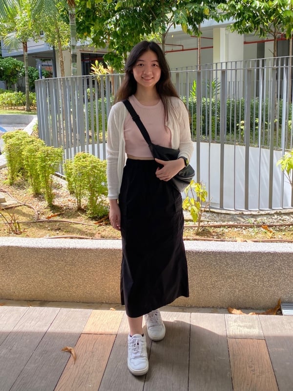 Black Cargo Maxi Skirt with Pink Cropped T-Shirt and White Cardigan Black Cargo Maxi Skirt with Pink Cropped T-Shirt and White Cardigan — Simple Cargo Skirt Outfits