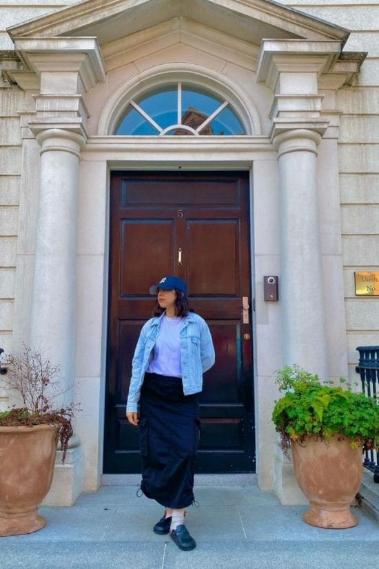 Black Cargo Skirt with Lilac T-Shirt and Denim Jacket Black Cargo Skirt with Lilac T-Shirt and Denim Jacket — Simple Cargo Skirt Outfits