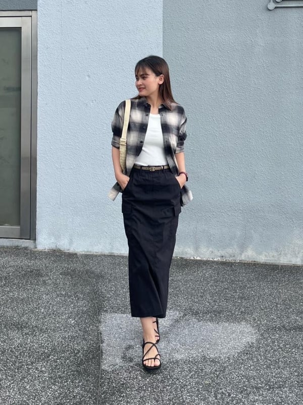 Black Cargo Maxi Skirt with Plaid Shirt and Sandals Black Cargo Maxi Skirt with Plaid Shirt and Sandals — Simple Cargo Skirt Outfits