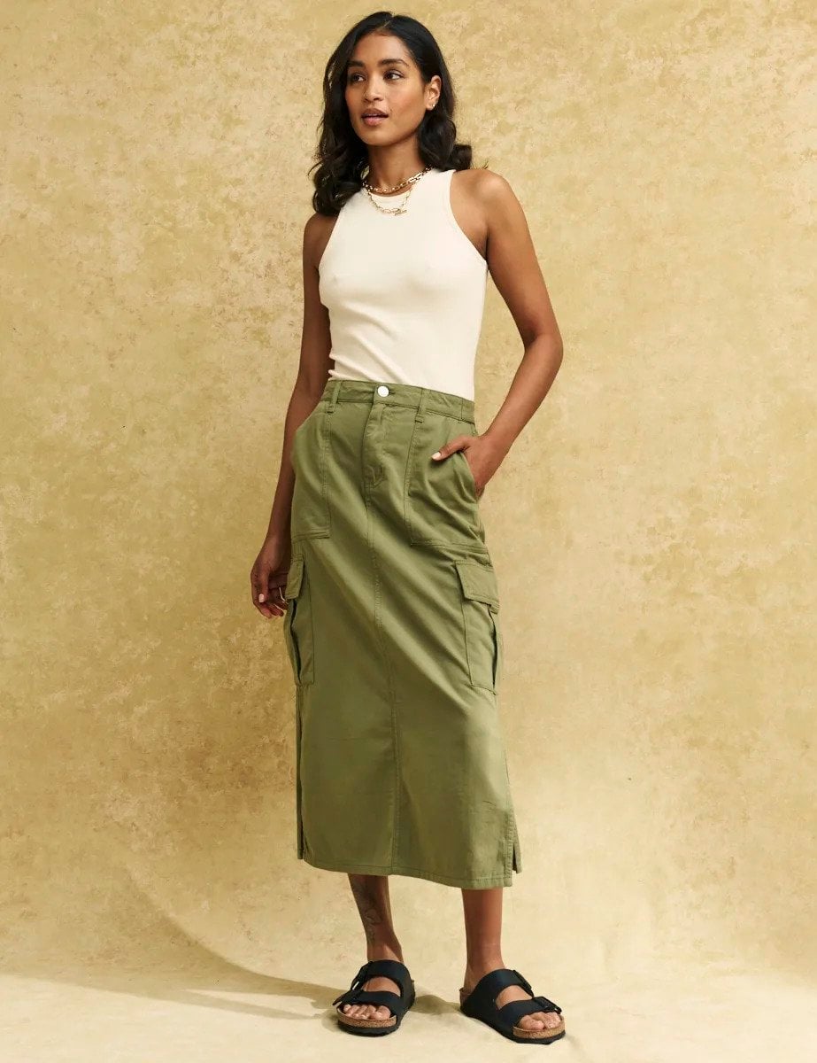 Olive Green Cargo Midi Skirt with a Cream Sleeveless Top Olive Green Cargo Midi Skirt with a Cream Sleeveless Top — Simple Cargo Skirt Outfits