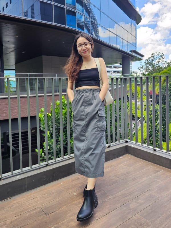 Grey Cargo Maxi Skirt with a Black Crop Top Grey Cargo Maxi Skirt with a Black Crop Top — Simple Cargo Skirt Outfits
