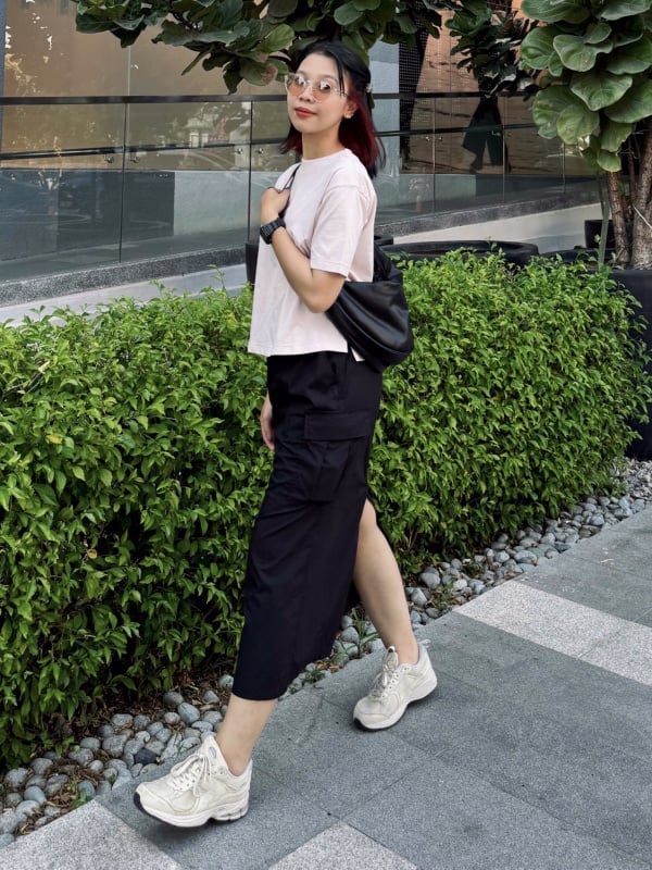 Black A-line Cargo Skirt with a Pink T-Shirt and Sneakers Black A-line Cargo Skirt with a Pink T-Shirt and Sneakers — Simple Cargo Skirt Outfits
