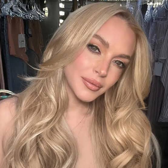 Collarbone Champagne Blonde With Face-Framing Layers Collarbone Champagne Blonde With Face-Framing Layers — Simple Champagne Blonde