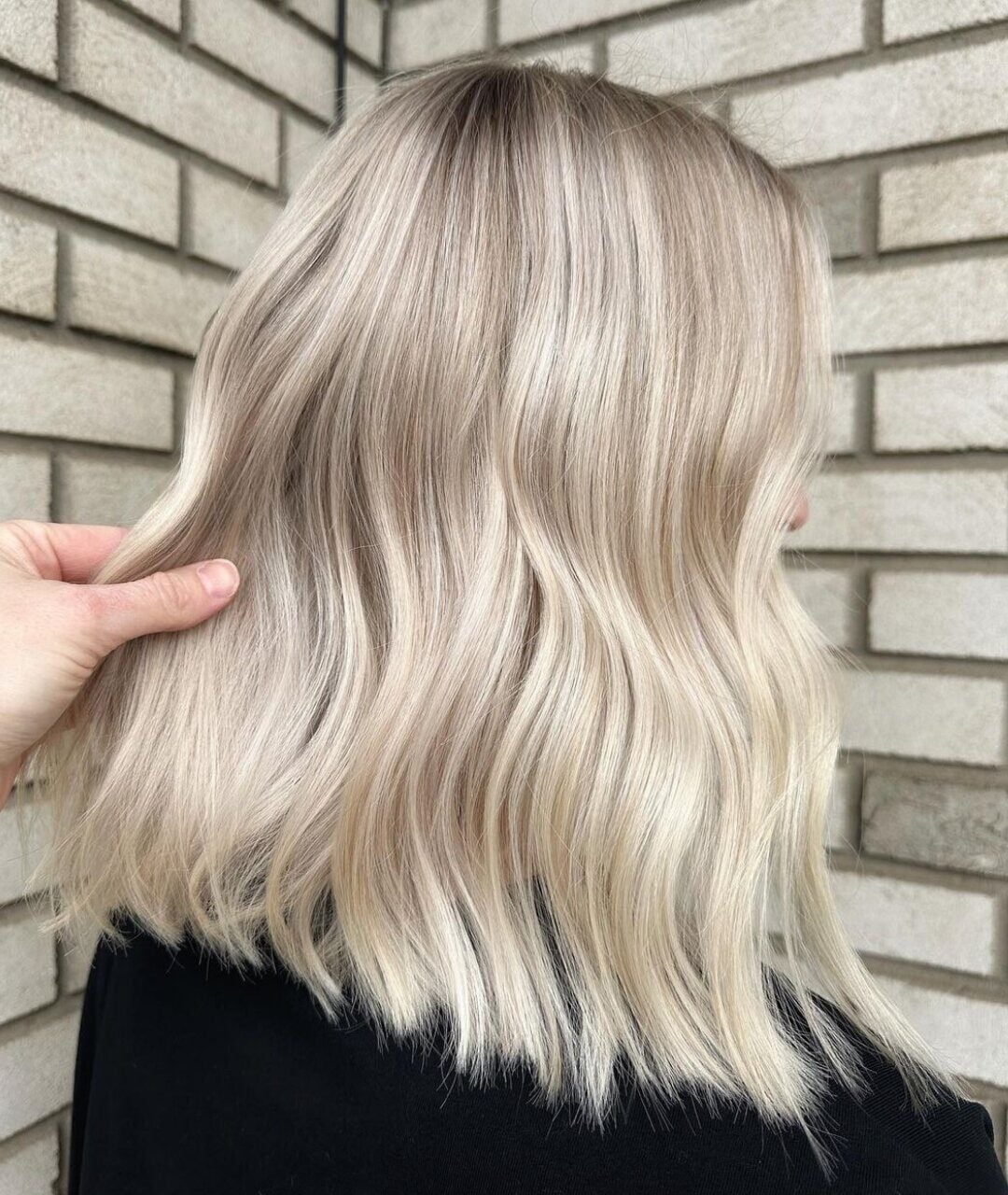 Collarbone Ash Blonde With Subtle Highlights, Wavy Collarbone Ash Blonde With Subtle Highlights, Wavy — Simple Champagne Blonde