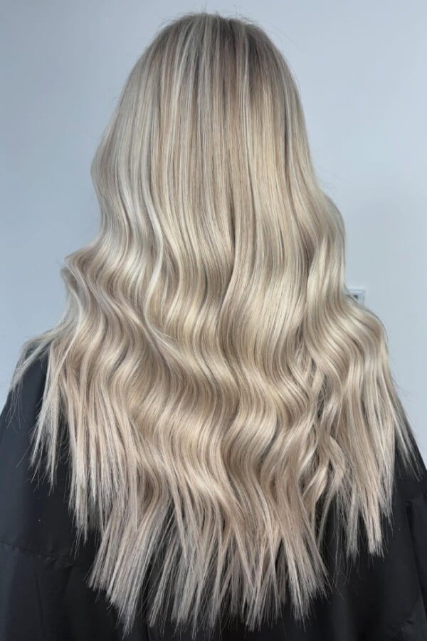 Mid-Back Rooted Champagne Blonde Balayage, Wavy Mid-Back Rooted Champagne Blonde Balayage, Wavy — Simple Champagne Blonde
