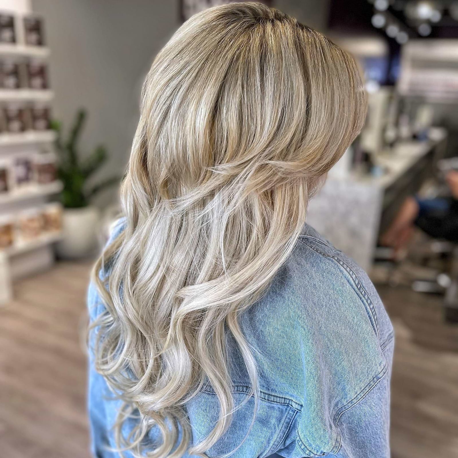 Mid-Back Ash Blonde With Subtle Highlights, Wavy Mid-Back Ash Blonde With Subtle Highlights, Wavy — Simple Champagne Blonde