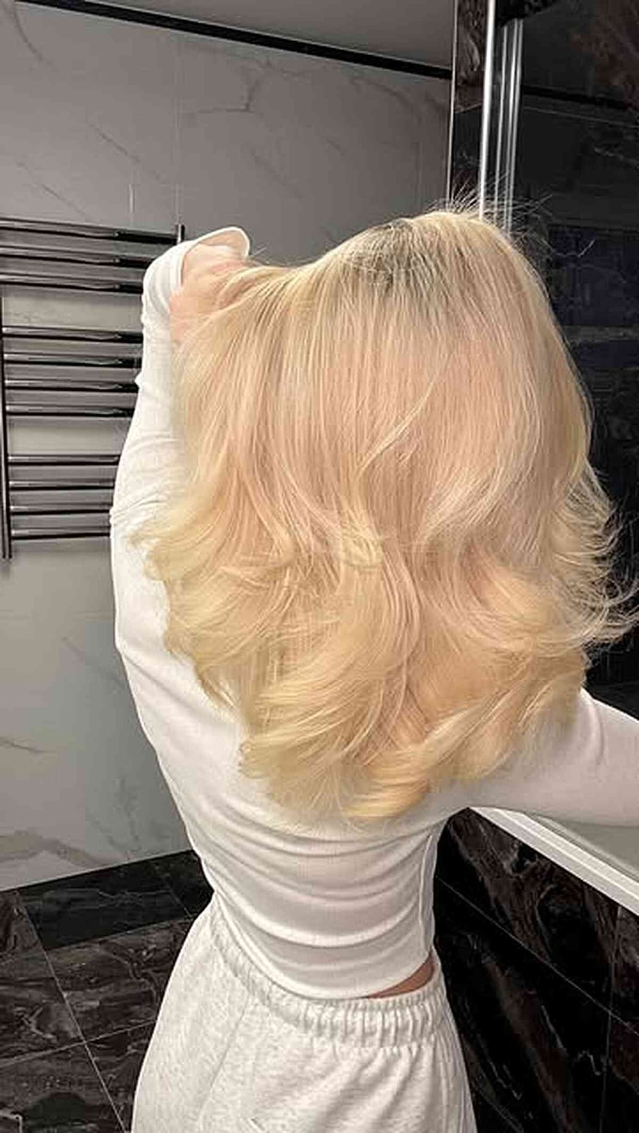 Mid-Back Ash Champagne Blonde Layers With Loose Waves Mid-Back Ash Champagne Blonde Layers With Loose Waves — Simple Champagne Blonde