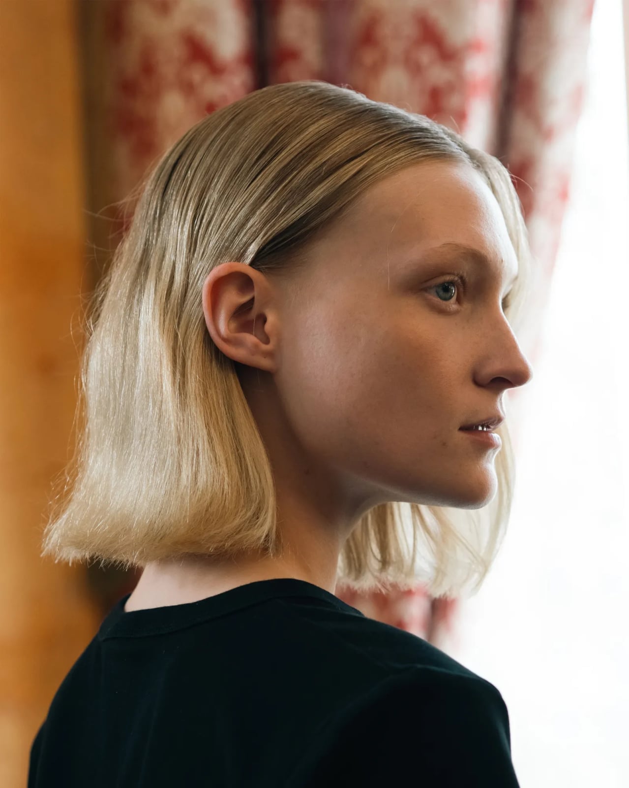 Collarbone Bob With Soft Champagne Blonde Collarbone Bob With Soft Champagne Blonde — Simple Champagne Blonde