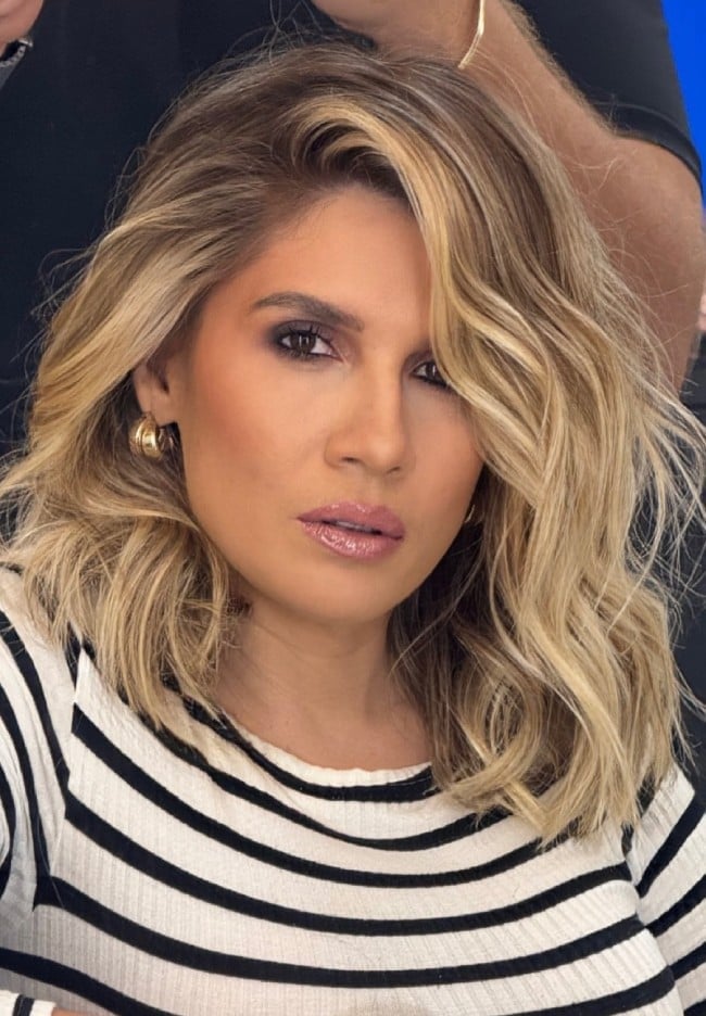 Collarbone Champagne Blonde With Root Shadow and Wavy Blowout Collarbone Champagne Blonde With Root Shadow and Wavy Blowout — Simple Champagne Blonde