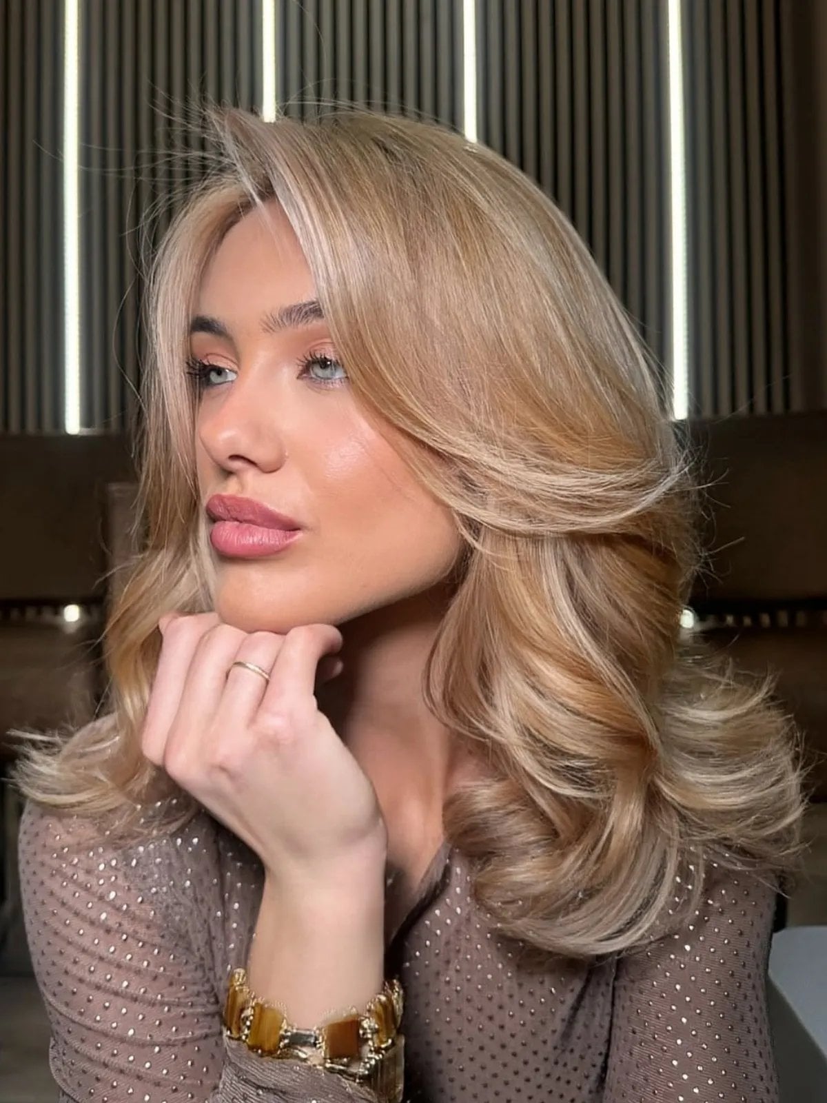 Collarbone Waves With Subtle Highlights Collarbone Waves With Subtle Highlights — Simple Champagne Blonde