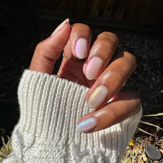 Iridescent Champagne Sparkle Short Oval Nails Iridescent Champagne Sparkle Short Oval Nails — Simple Champagne Nails