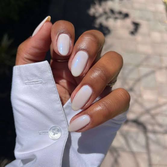 Milky White Iridescent Shimmer Short Oval Nails Milky White Iridescent Shimmer Short Oval Nails — Simple Champagne Nails