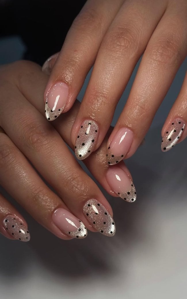 Short Almond Cat-Eye with Black Dots and Glitter French Tips Short Almond Cat-Eye with Black Dots and Glitter French Tips — Simple Champagne Nails