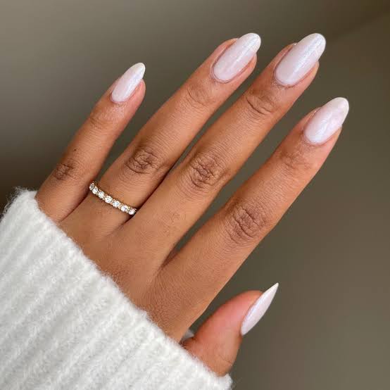 Milky White Pearlescent Shimmer Short Almond Nails Milky White Pearlescent Shimmer Short Almond Nails — Simple Champagne Nails