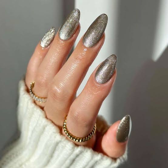 Shimmering Champagne Silver French Tip Almond Nails Shimmering Champagne Silver French Tip Almond Nails — Simple Champagne Nails